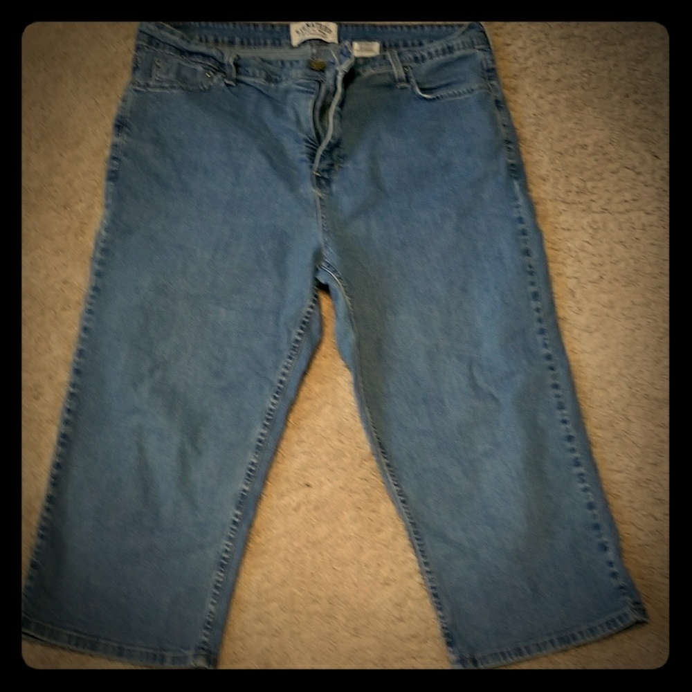 Levi's Light Wash Capris